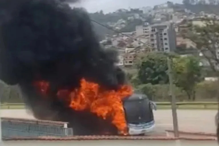 Ônibus que levava atletas sub-14 do Vasco pega fogo; veja vídeo
