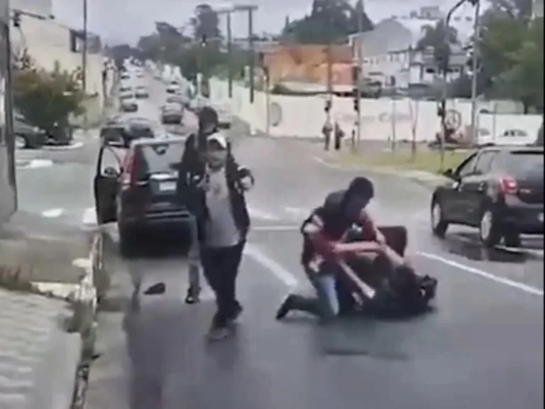 VÍDEO: Pai armado fere aluno com tiro em frente a escola