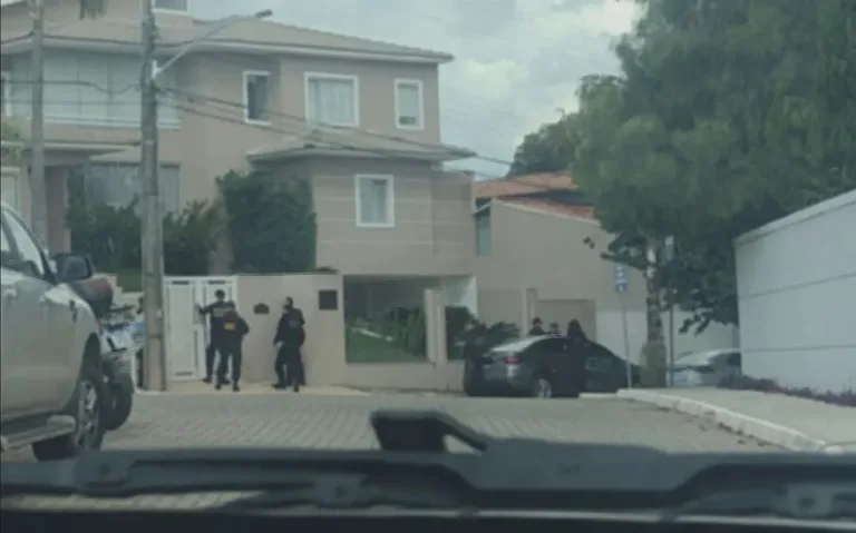 Polícia Federal cumpre mandado na casa do ex-ministro Anderson Torres
