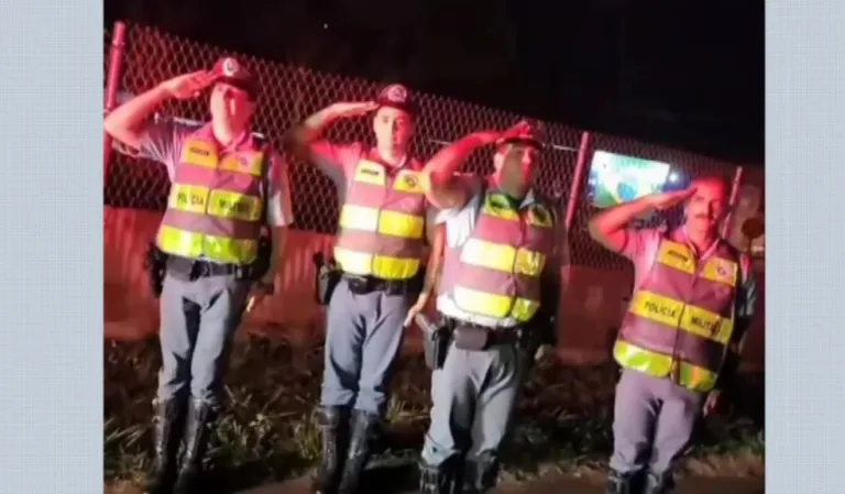 PM investiga policiais que bateram continência em bloqueio ilegal