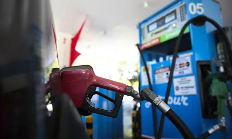 Justiça condena posto do DF por abastecer carro com combustível errado