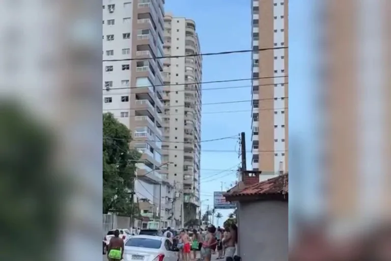 Moradores de prédio evacuado às pressas sobem para retirar pertences