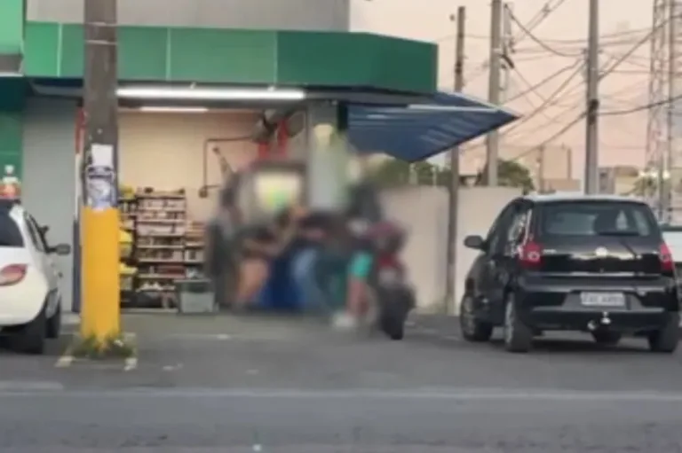 Assaltantes usam reféns como escudo humano durante tiroteio com policial