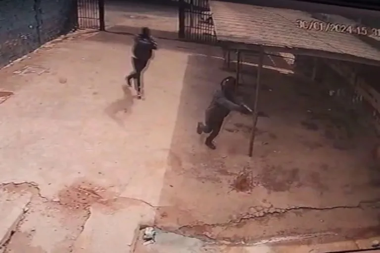 Vídeo mostra momento em que encapuzados executam homem em lava-jato