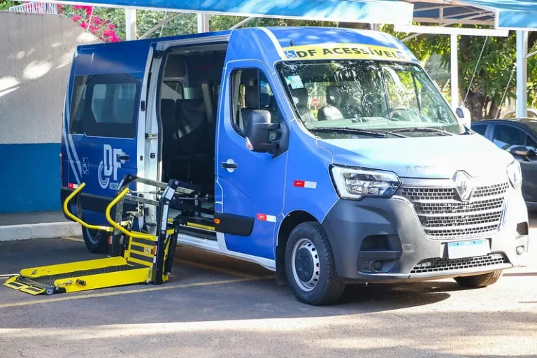 Distrito Federal recebe mais 10 vans para Pessoas com Deficiência
