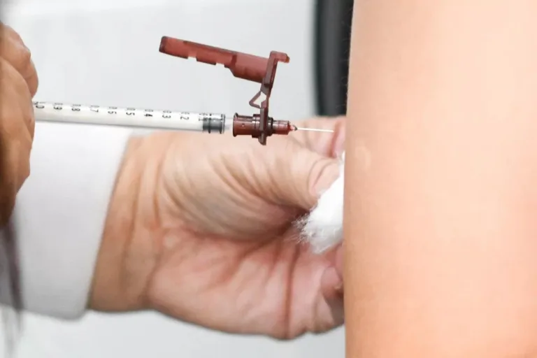 Em quatro dias, DF aplica quase 10 mil doses da vacina contra a dengue