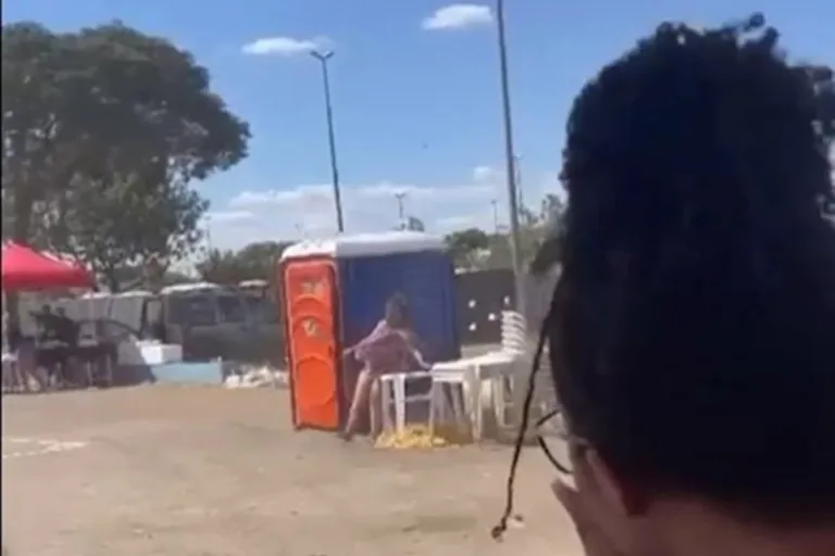 Vídeo: vento forte faz banheiro químico atingir mulher no DF