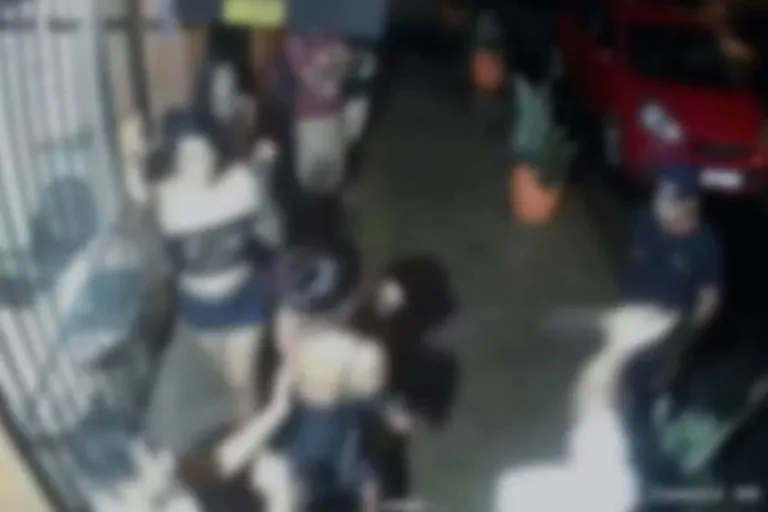 Imagens fortes: trio mata homem com facadas após discussão em bar