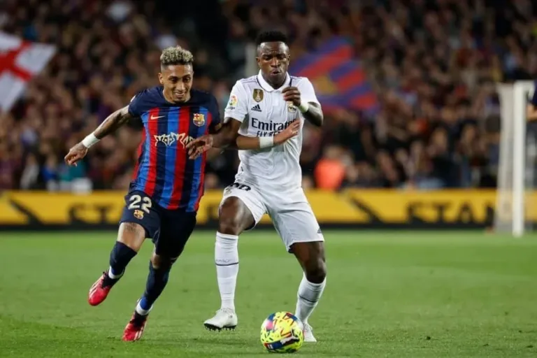 Torcida do Barcelona canta “Morra, Vinícius” em clássico contra o Real