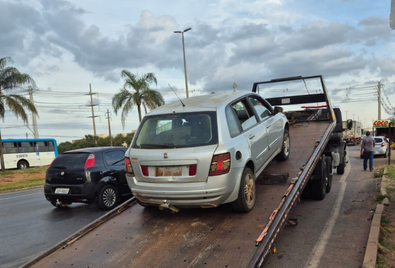 Carro sem licenciamento há 10 anos é removido pelo Detran-DF
