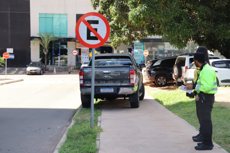 Detran-DF autua 64 veículos por irregularidades em vagas especiais