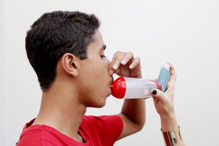Falta de ar que vai e volta pode ser sinal de asma sem controle
