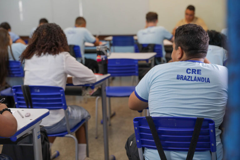 Lei que restringe celulares nas escolas do DF mostra impacto positivo após um ano