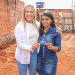 Moradora da Estrutural recebe Cartão Material de Construção para reconstruir casa destruída por incêndio