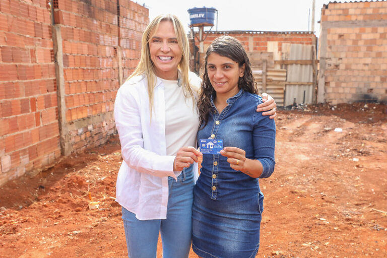 Moradora da Estrutural recebe Cartão Material de Construção para reconstruir casa destruída por incêndio