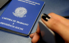 Carteira de trabalho representa vagas de emprego no Distrito Federal