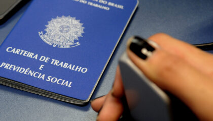 Carteira de trabalho representa vagas de emprego no Distrito Federal