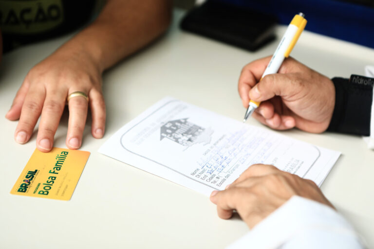 Beneficiária atualiza dados de saúde em unidade pública do Distrito Federal