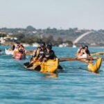 Atletas participam de competição de canoa havaiana no Lago Paranoá