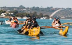 Atletas participam de competição de canoa havaiana no Lago Paranoá