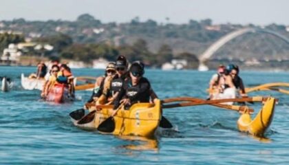Atletas participam de competição de canoa havaiana no Lago Paranoá