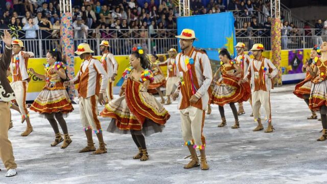 Apresentação de quadrilha junina no Candangão Junino 2026 em Santa Maria
