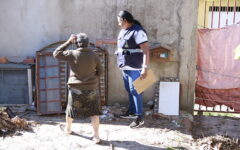 Agente orienta moradora sobre o combate à dengue no DF
