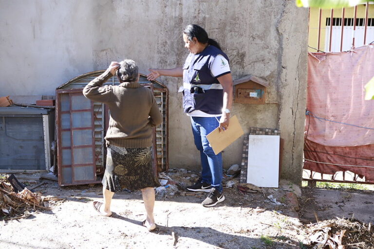 Agente orienta moradora sobre o combate à dengue no DF