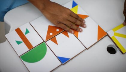 Água Mineral recebe bancos com azulejos criados a partir de desenhos de estudantes