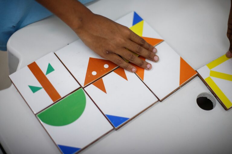 Água Mineral recebe bancos com azulejos criados a partir de desenhos de estudantes