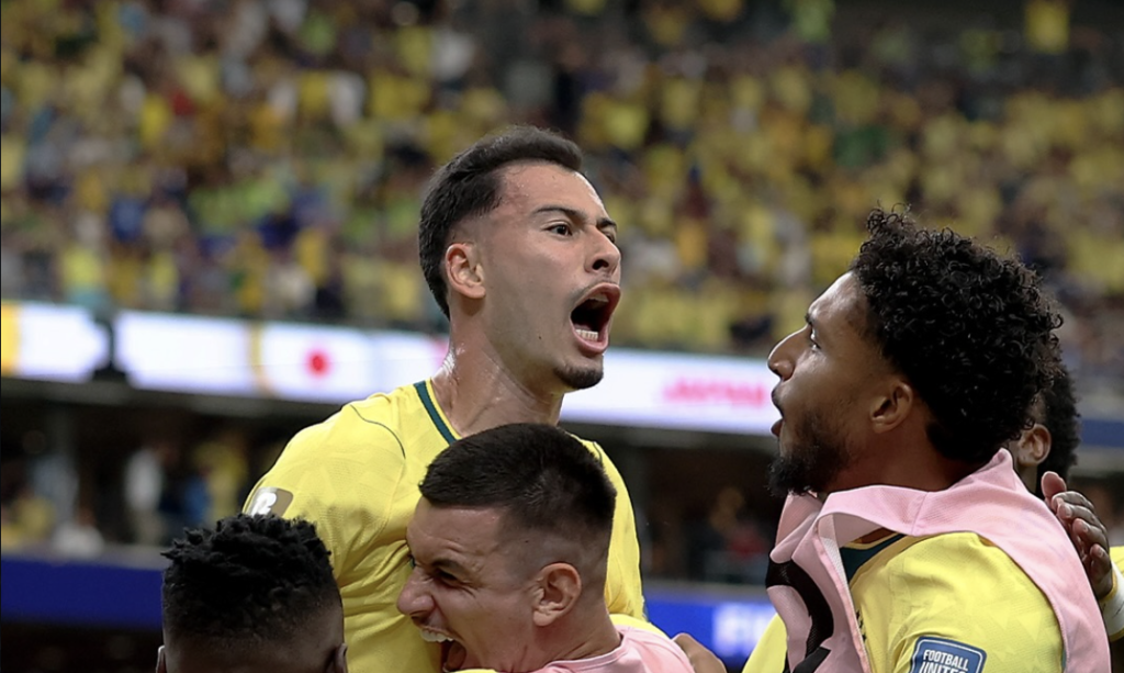 Brasil vira sobre o Japão no fim e avança às oitavas da Copa