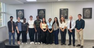 Estudantes da Universidade de Derby visitam Departamento de Polícia Técnica da PCDF