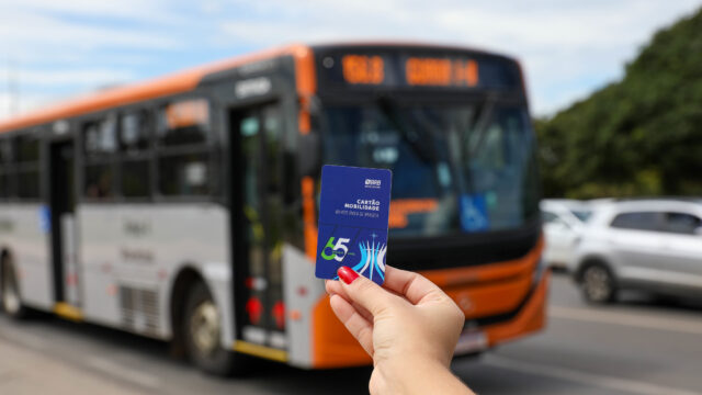 Usuário acessa serviços digitais de mobilidade no Distrito Federal