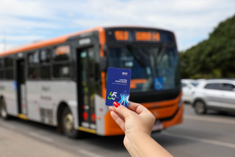 Usuário acessa serviços digitais de mobilidade no Distrito Federal
