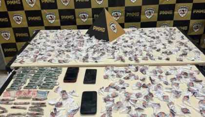 PM prende dois jovens e apreende drogas em operações em Carangola