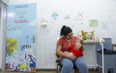 Criança recebe dose da vacina Pneumo 20 na rede pública