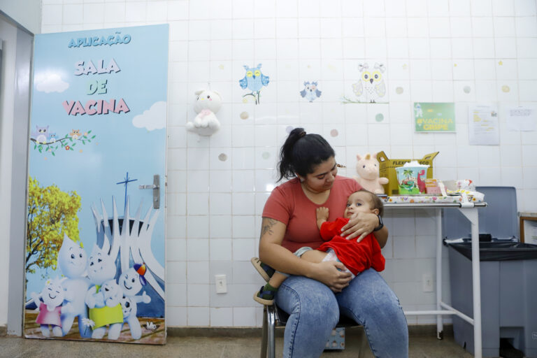 Criança recebe dose da vacina Pneumo 20 na rede pública