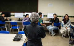 Estudantes da rede pública fazem prova do programa Pontes para o Mundo