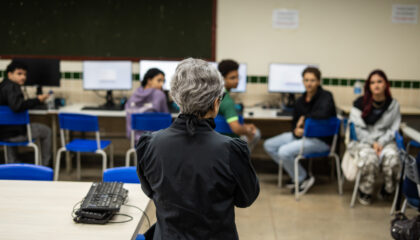 Estudantes da rede pública fazem prova do programa Pontes para o Mundo