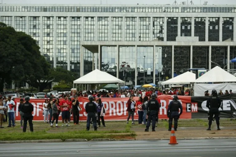 Sinpro-DF usa alunos como pressão política contra acordo para salvar o BRB