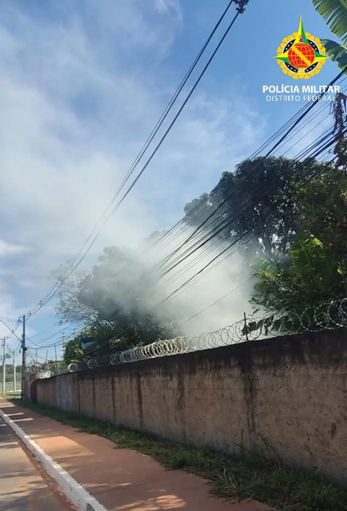 Fumaça provocada por queima irregular em Vicente Pires