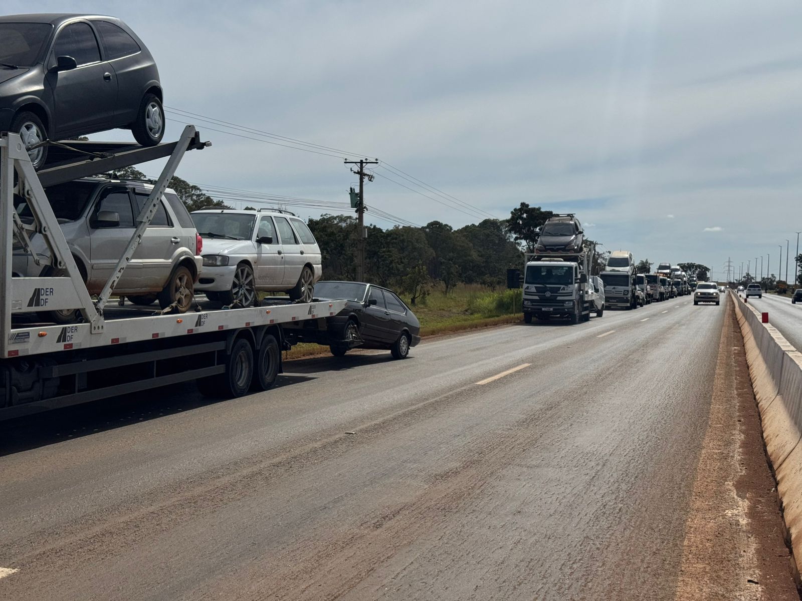 PMDF retira 50 veículos irregulares de circulação durante blitz na DF-001