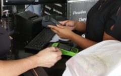 Trabalhadora em caixa de mercado em imagem sobre vagas de emprego no Distrito Federal