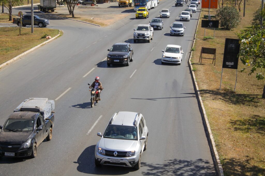Veículos circulam por via de grande movimento no Plano Piloto