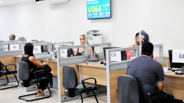 Atendimento ao público em uma Agência do Trabalhador do Distrito Federal
