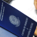 Carteira de Trabalho e Previdência Social durante atendimento