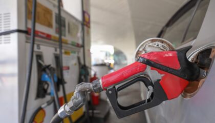 Governo aumenta etanol na gasolina e brasileiro pode pagar o mesmo para rodar menos