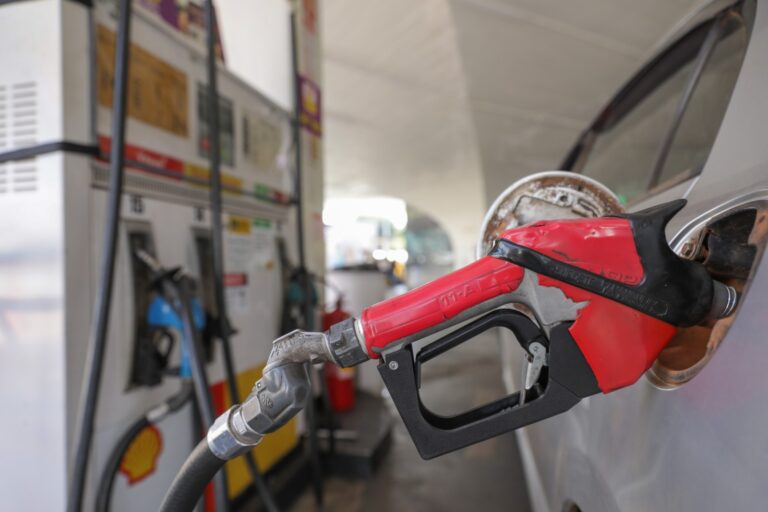 Governo aumenta etanol na gasolina e brasileiro pode pagar o mesmo para rodar menos