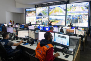 Centro Integrado de Operações de Brasília monitora imagens de câmeras de segurança