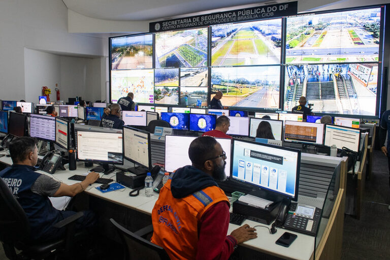 Centro Integrado de Operações de Brasília monitora imagens de câmeras de segurança